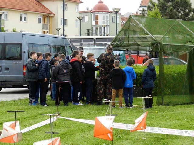 Katonai toborzás Berettyóújfaluban 08